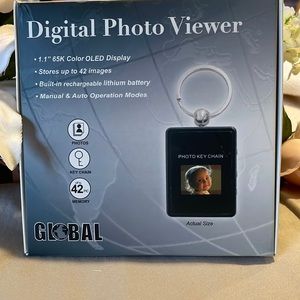 Brand New Digital Photo Viewer Keychain